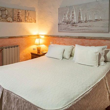 Sa Domu Sarda Suites - Bed & Breakfast Porto Columbu - Perd'E Sali Екстериор снимка