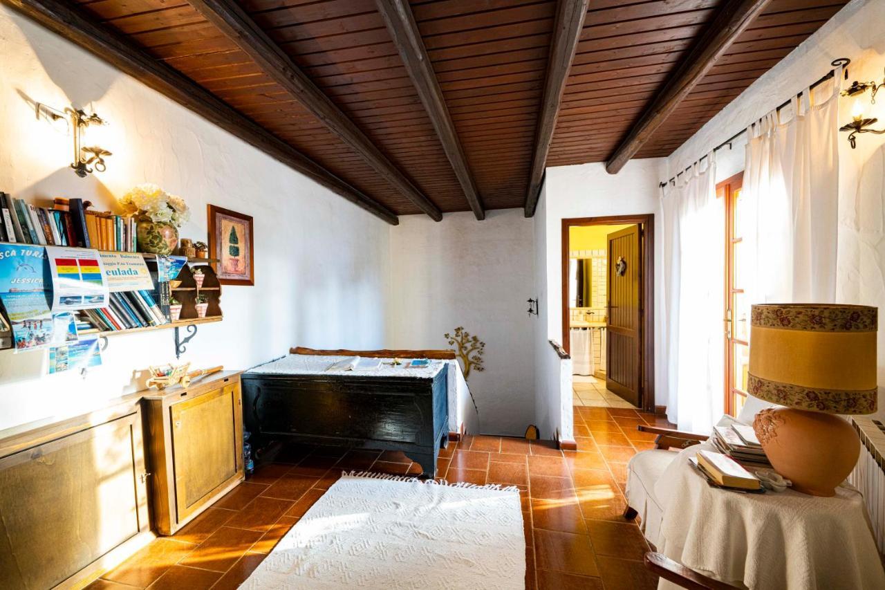 Sa Domu Sarda Suites - Bed & Breakfast Porto Columbu - Perd'E Sali Екстериор снимка