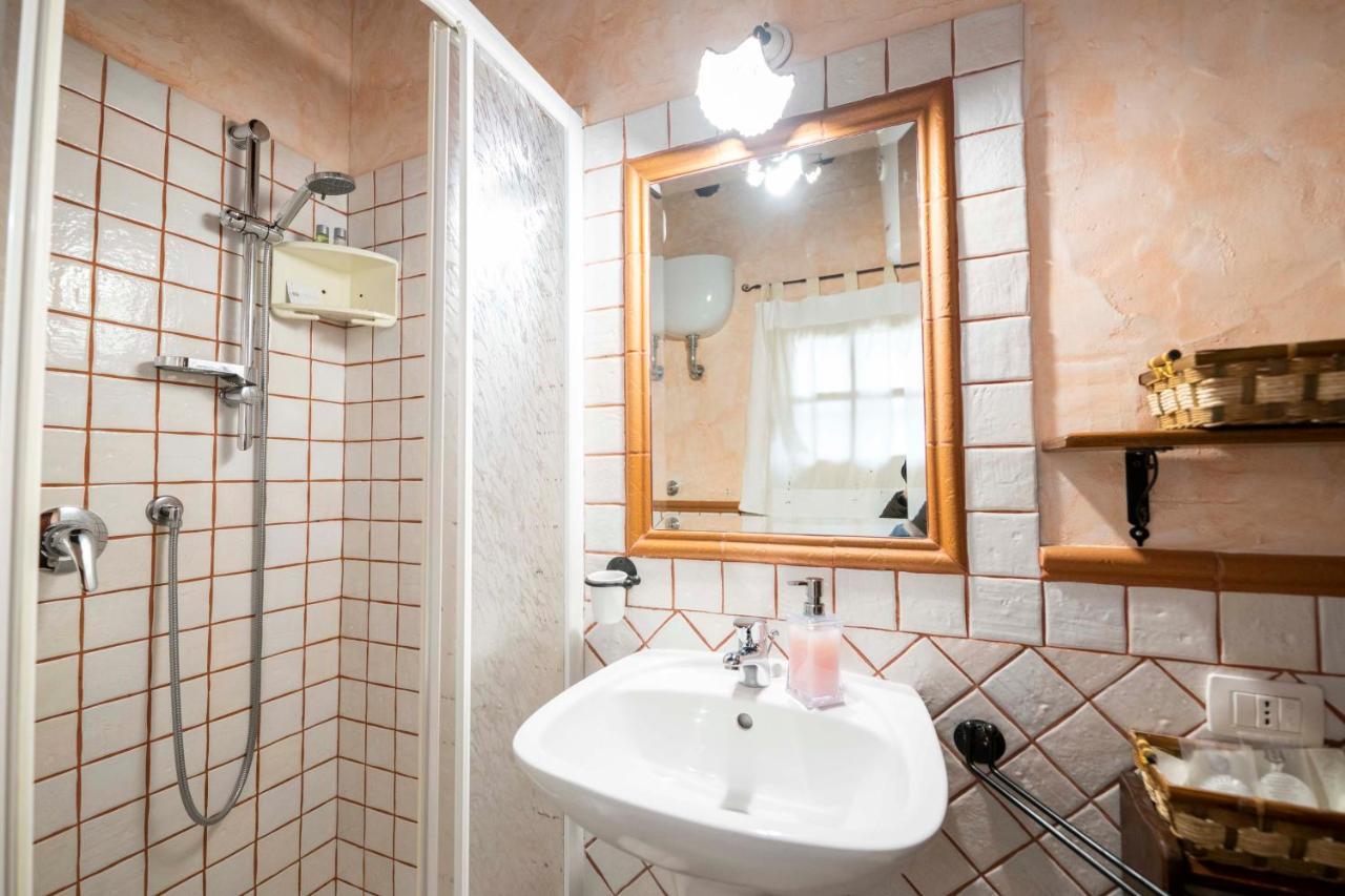 Sa Domu Sarda Suites - Bed & Breakfast Porto Columbu - Perd'E Sali Екстериор снимка